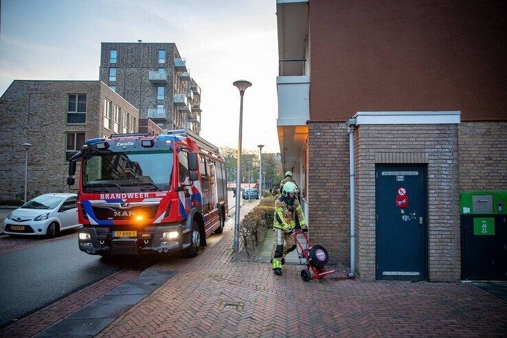 Een brandweerman met een ventilator om de rook te verdrijven. - Foto: Hugo Janssen