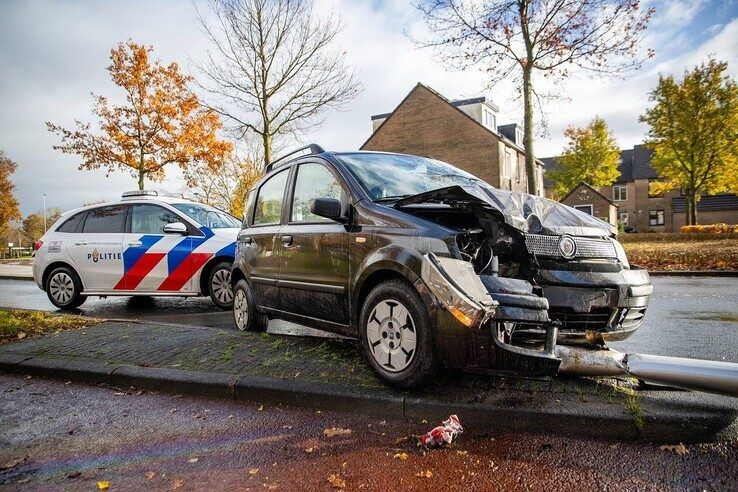De auto gleed uit de bocht in de Weidesteenlaan. - Foto: Hugo Janssen