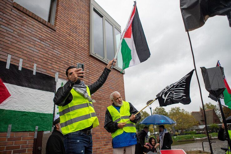 Het protest afgelopen zaterdag, de zwarte vlaggen met Arabisch teksten zorgden voor ophef op social media. - Foto: Ruben Meinten