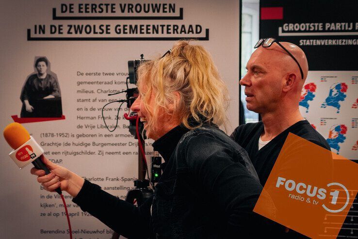 Christine Spinder en Paul Oosterbaan, oprichters en bestuurders van de lokale omroep RTV Focus Zwolle. - Foto: Peter Denekamp