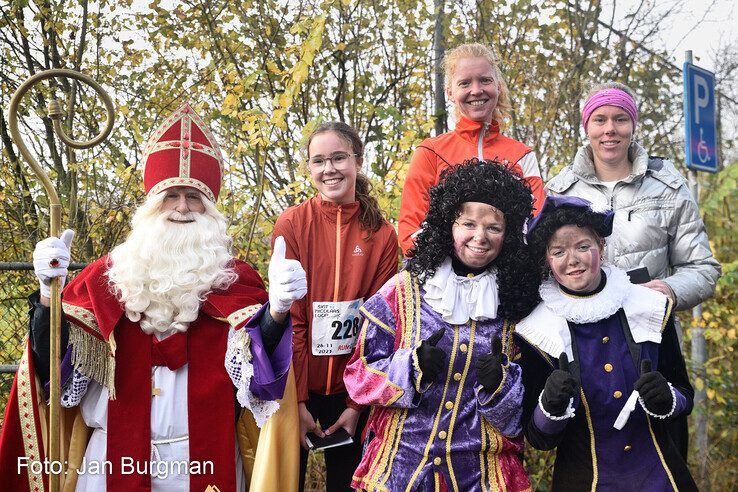 In beeld: Honderden hardlopers rennen door buitengebied tijdens jaarlijkse Sint Nicolaasloop Zwolle - Foto: Jan Burgman