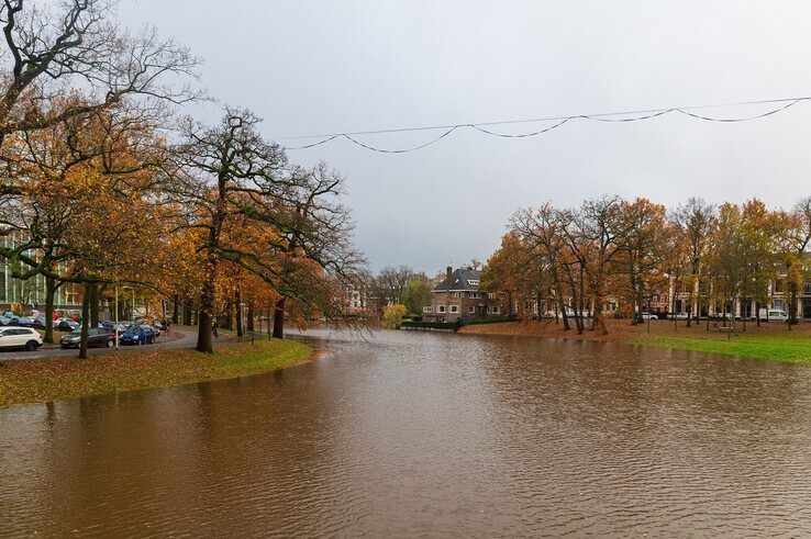 Waterpeil stadsgracht stijgt snel, Rijkswaterstaat en WDODelta houden Zwolle droog - Foto: Peter Denekamp