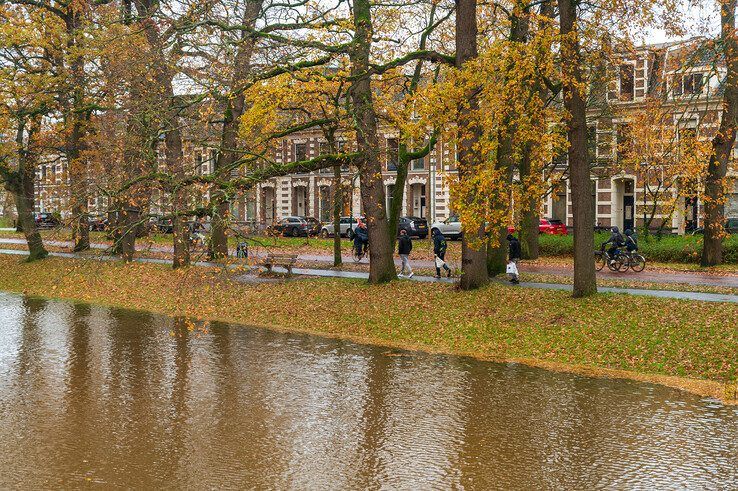 Waterpeil stadsgracht stijgt snel, Rijkswaterstaat en WDODelta houden Zwolle droog - Foto: Peter Denekamp