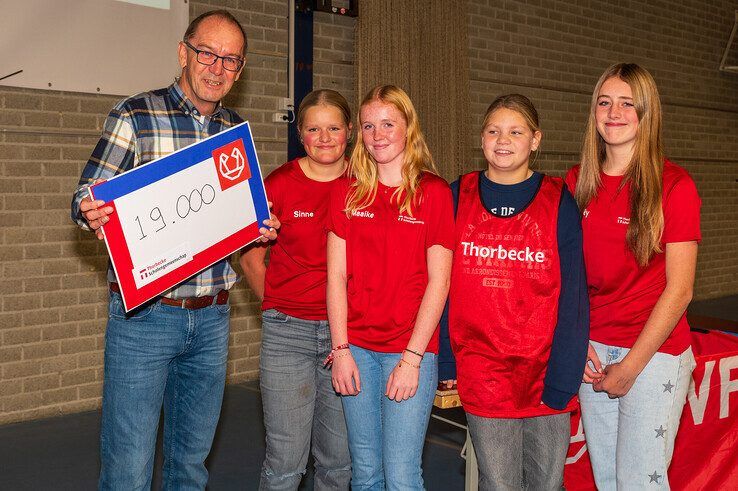 Hans Tuin is verrast als hij een cheque van 19.000 euro krijgt van de leerlingen. - Foto: Peter Denekamp