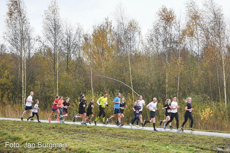 In beeld: Meer dan 17.500 euro voor kankeronderzoek opgehaald tijdens Thorbecke KWF Run - Foto: Jan Burgman