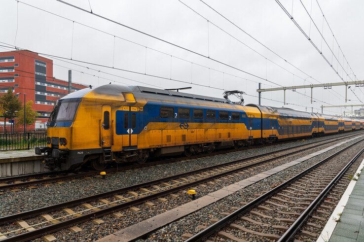 De Intercity naar Roosendaal bij het perron in Zwolle. - Foto: Peter Denekamp