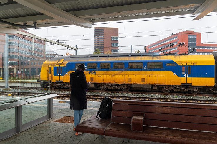 De Intercity naar Roosendaal klaar voor vertrek richting Deventer. - Foto: Peter Denekamp