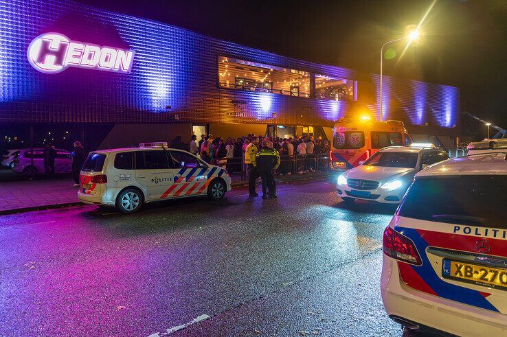 Een vrouw raakte gewond voor poppodium Hedon. - Foto: Peter Denekamp