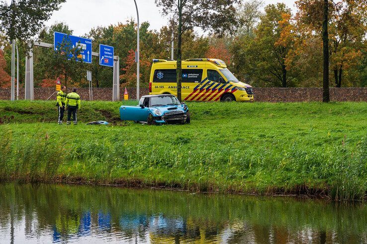 Auto raakt van de weg en komt vlak voor water tot stilstand - Foto: Peter Denekamp
