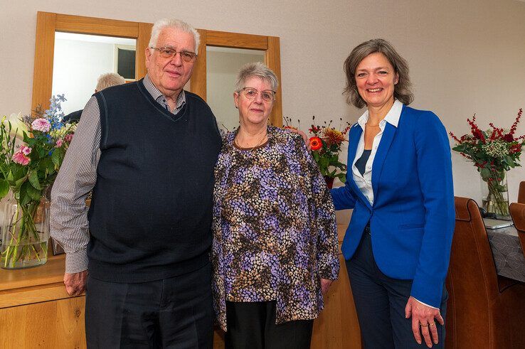 Wethouder Gerdien Rots ging bij het echtpaar op bezoek om hen te feliciteren. - Foto: Peter Denekamp