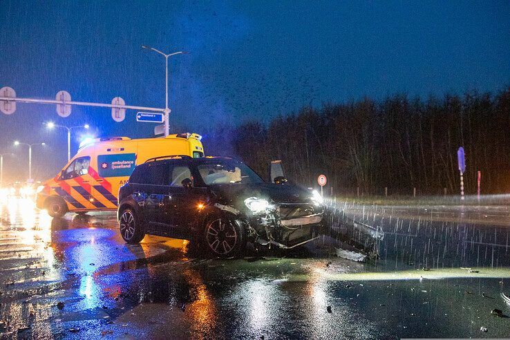 Auto’s botsten op elkaar op N35 bij Dalfsen, een persoon met spoed naar ziekenhuis - Foto: Ruben Meinten
