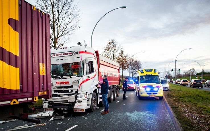 Flinke verkeershinder door ongeval met vrachtwagens op Hasselterweg - Foto: Hugo Janssen