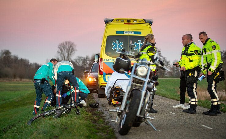 Een motorrijder en een mountainbiker raakten gewond bij de botsing op de Hasselterdijk. - Foto: Hugo Janssen