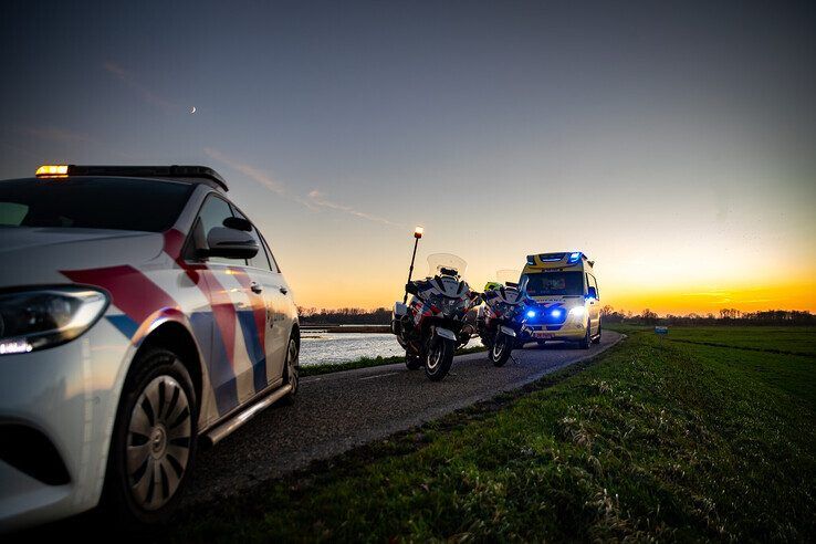 Mountainbiker en motorrijder gewond op Hasselterdijk - Foto: Hugo Janssen
