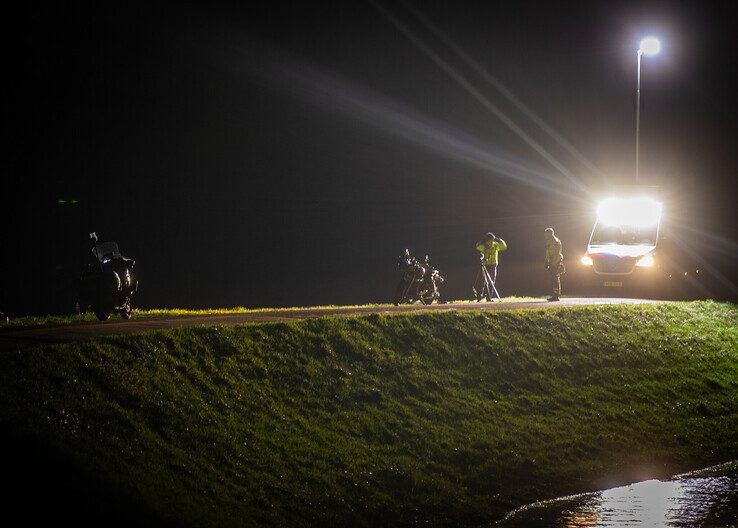 Mountainbiker en motorrijder gewond op Hasselterdijk - Foto: Hugo Janssen