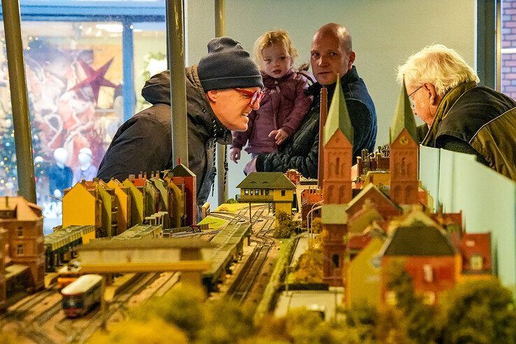 Dit jaar hoeft niemand door de winkelruiten te turen, het treinspektakel is van dichtbij te bewonderen. - Foto: Obbe Bakker