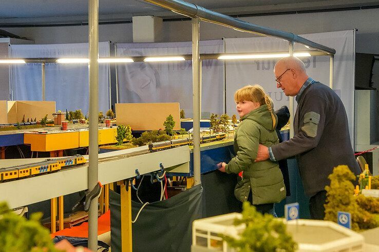 In beeld: In Zwolle-Zuid denderen de modelspoortreinen weer door leegstaand winkelpand - Foto: Obbe Bakker