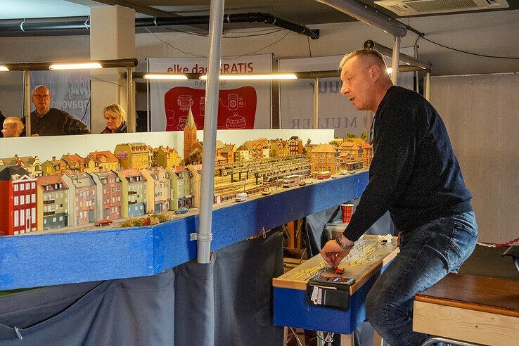 In beeld: In Zwolle-Zuid denderen de modelspoortreinen weer door leegstaand winkelpand - Foto: Obbe Bakker