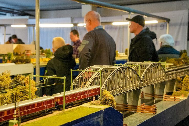 In beeld: In Zwolle-Zuid denderen de modelspoortreinen weer door leegstaand winkelpand - Foto: Obbe Bakker