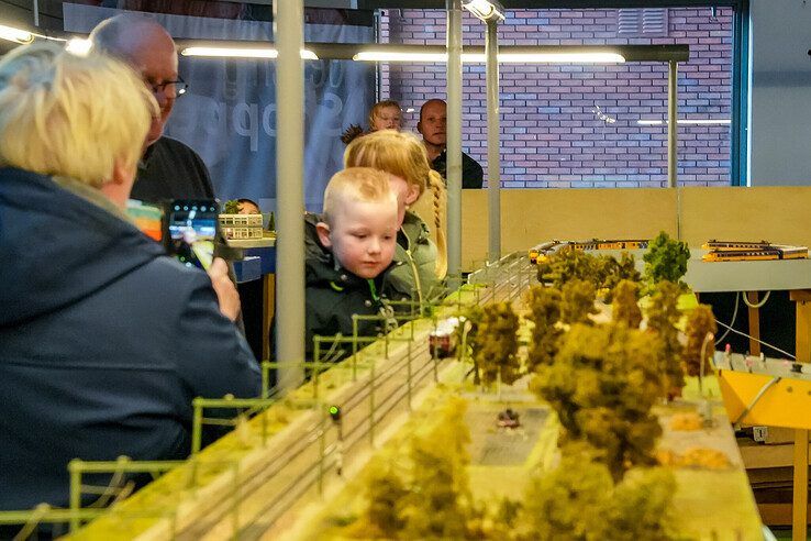 In beeld: In Zwolle-Zuid denderen de modelspoortreinen weer door leegstaand winkelpand - Foto: Obbe Bakker