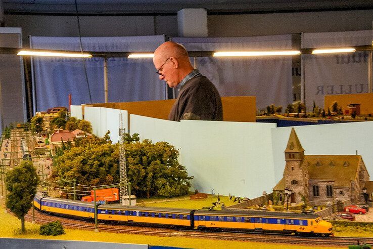 In beeld: In Zwolle-Zuid denderen de modelspoortreinen weer door leegstaand winkelpand - Foto: Obbe Bakker