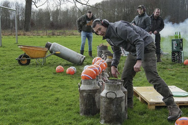 In beeld: Zwollenaren knallen er flink op los met carbid - Foto: Obbe Bakker
