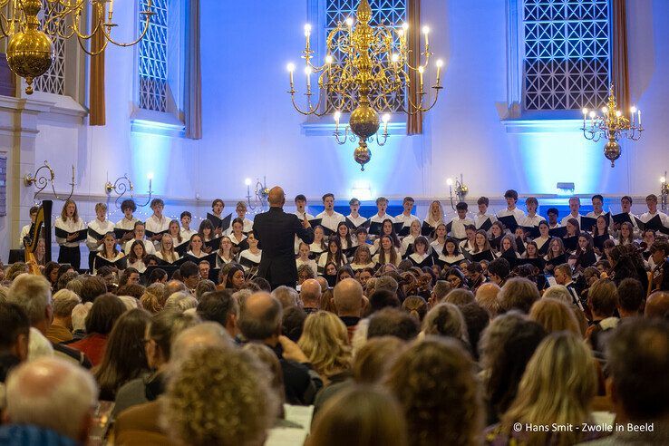 In beeld: Plantagekerk in Engelse kerstsfeer gehuld tijdens Meander Kerstconcert - Foto: Hans Smit