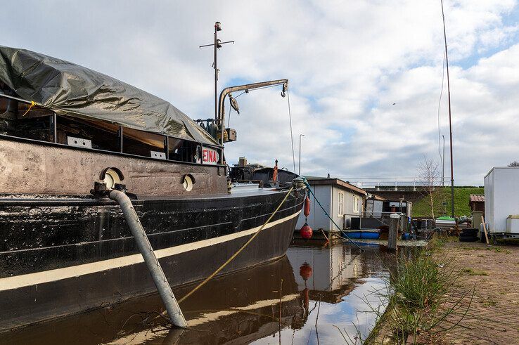 Het water staat aan de rand bij het woonwagenkamp bij het Almelose Kanaal. - Foto: Peter Denekamp