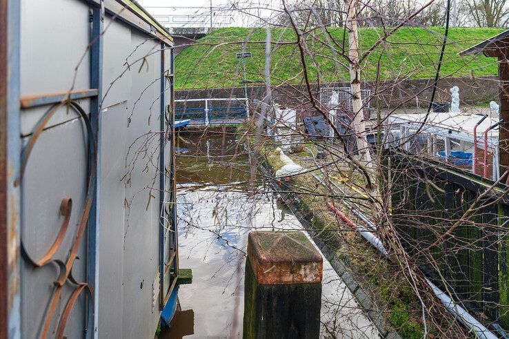 Spannende uren breken aan voor bewoners woonwagenkamp bij Almelose Kanaal - Foto: Peter Denekamp