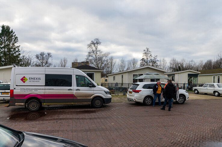 Medewerkers van Enexis doen een voorinspectie en overleggen met de bewoners. - Foto: Peter Denekamp