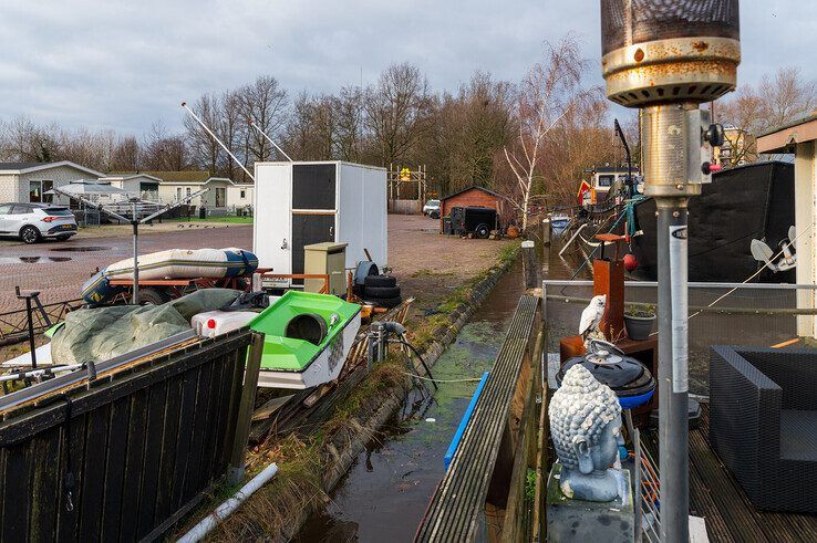 Spannende uren breken aan voor bewoners woonwagenkamp bij Almelose Kanaal - Foto: Peter Denekamp