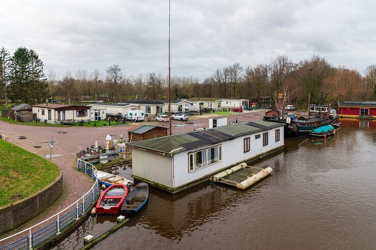 Spannende uren breken aan voor bewoners woonwagenkamp bij Almelose Kanaal - Foto: Peter Denekamp