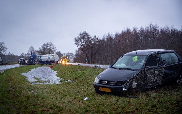 In beeld: N35 urenlang dicht door ravage na ernstig ongeval met vrachtwagen - Foto: Hugo Janssen