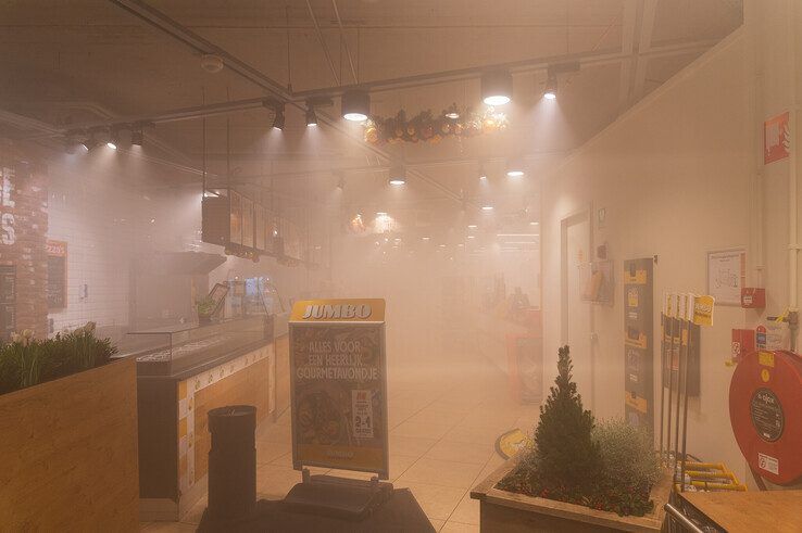 Flinke gaslekkage in supermarkt Assendorp, meerdere appartementen ontruimd - Foto: Peter Denekamp