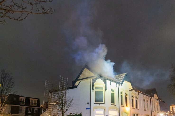 Rook op het dak van woningen aan de Groeneweg. - Foto: Peter Denekamp