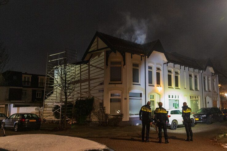Dakbrand in Assendorp, vermoedelijk ontstaan door werkzaamheden - Foto: Peter Denekamp
