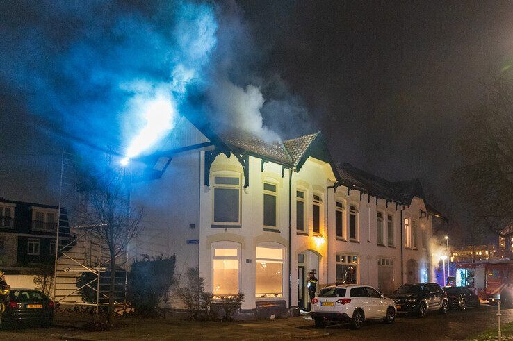 Dakbrand in Assendorp, vermoedelijk ontstaan door werkzaamheden - Foto: Peter Denekamp