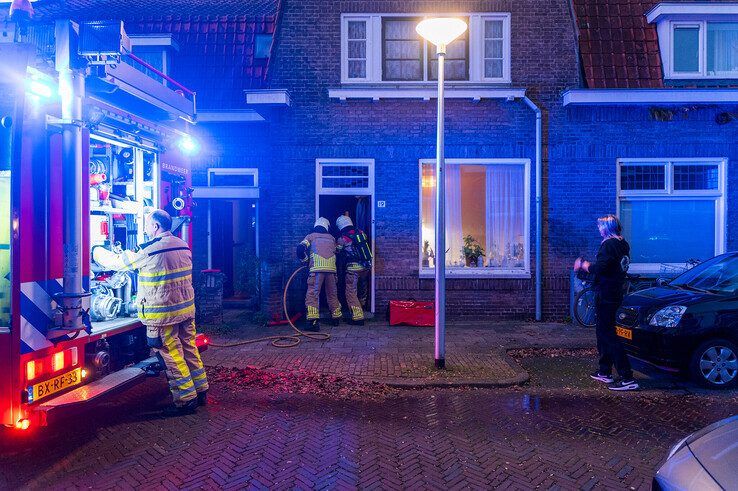  Brandweerlieden gaan de woning vol rook binnen. - Foto: Peter Denekamp