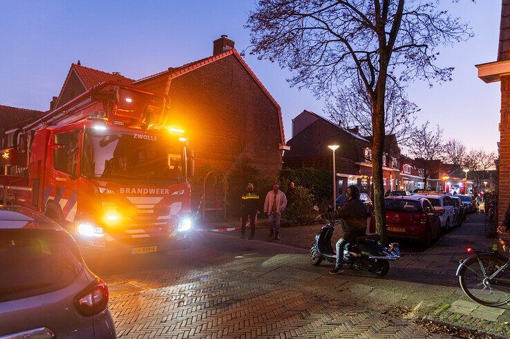 Keukenbrand zet woning vol rook in Assendorp - Foto: Peter Denekamp