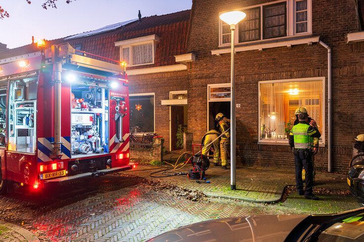 Keukenbrand zet woning vol rook in Assendorp - Foto: Peter Denekamp