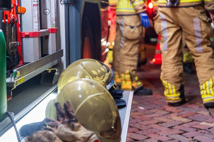 Brandweerlieden kwamen onder het roet uit de parkeerkelder. - Foto: Peter Denekamp