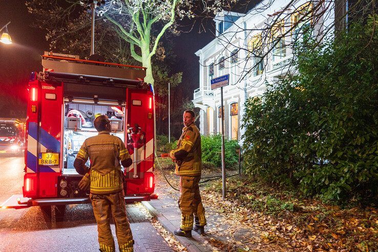 Brandweerlieden in actie op het Ter Pelkwijkpark. - Foto: Peter Denekamp