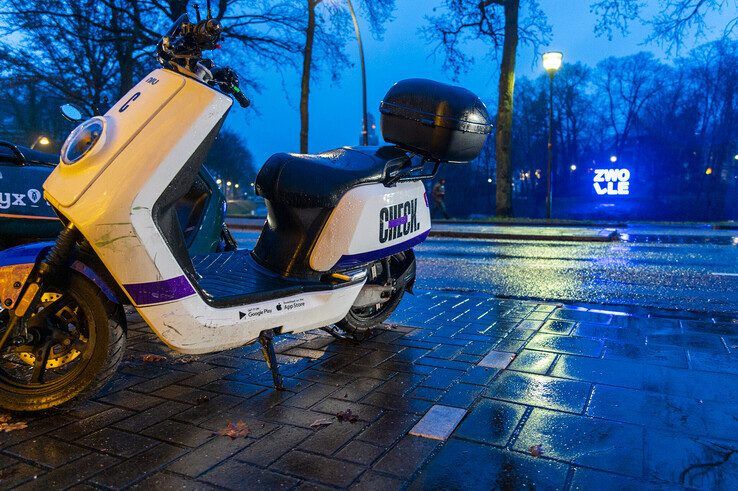 Een deelscooter van Check in Zwolle. - Foto: Peter Denekamp