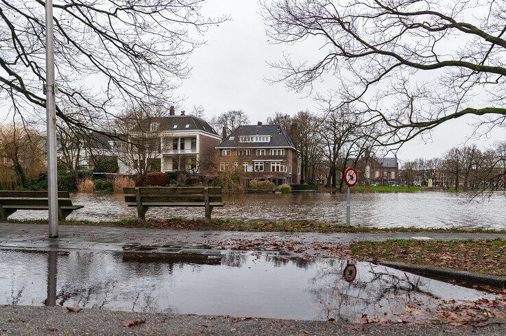 In beeld: Wacht Zwolle een natte Kerst? Stadsgracht staat tot aan het randje - Foto: Peter Denekamp