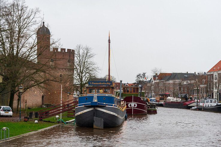 In beeld: Wacht Zwolle een natte Kerst? Stadsgracht staat tot aan het randje - Foto: Peter Denekamp