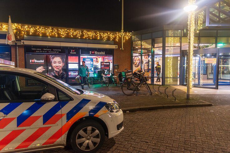 Politie en ambulancedienst bij I Love Sushi in winkelcentrum AA-landen na de overval op 6 januari 2023.  - Foto: Peter Denekamp