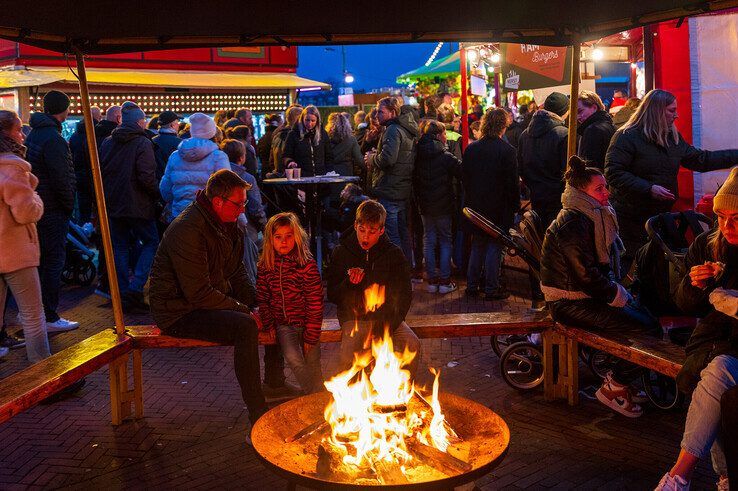 In beeld: Topdrukte op tweede dag van Kerst in Oud Kampen - Foto: Peter Denekamp