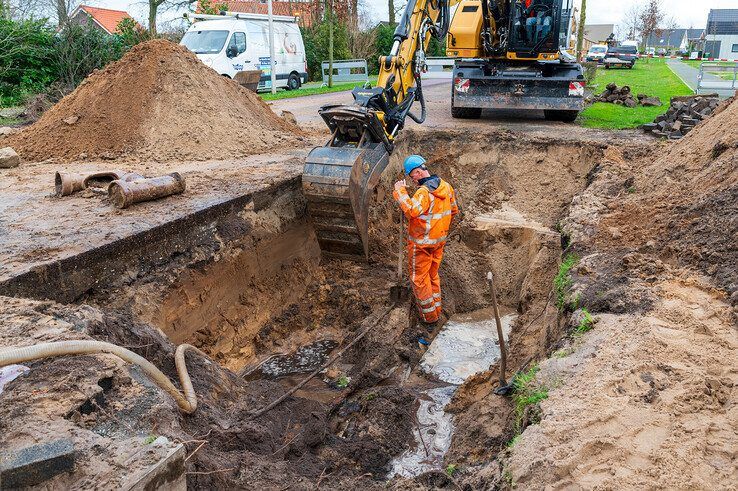 De reparatie van de gebroken leiding is een flinke klus. - Foto: Peter Denekamp