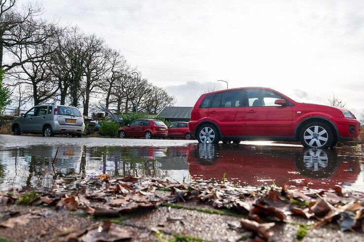 In beeld: Reparatie gebroken waterleiding in Westenholte blijkt flinke klus - Foto: Peter Denekamp