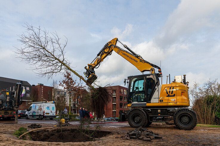 In beeld: Reparatie gebroken waterleiding in Westenholte blijkt flinke klus - Foto: Peter Denekamp